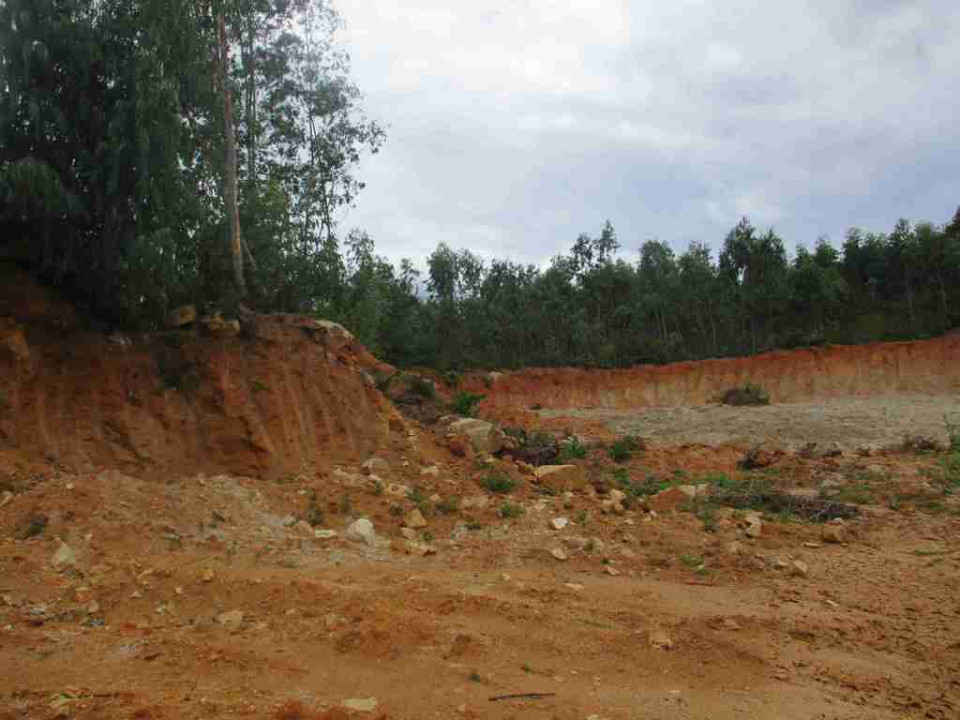 Công ty TNHH Thành Châu khai thác đất không phép tại mỏ đất đồi ở thôn Chánh Nhơn dưới chân Núi Chồng gần khu đất, đá Công ty TNHH Sản xuất – Thương mại Hoàng Việt đang rào bao khai thác