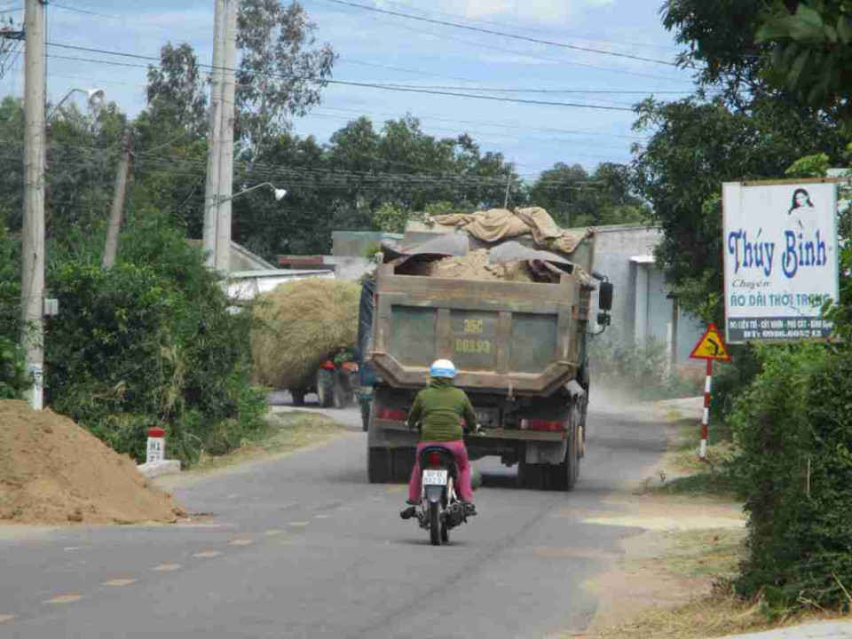 Xe đất chở quá khổ, quá tải gây bụi mù mịt trên QL19B qua địa phận xã Cát Nhơn và Cát Hưng