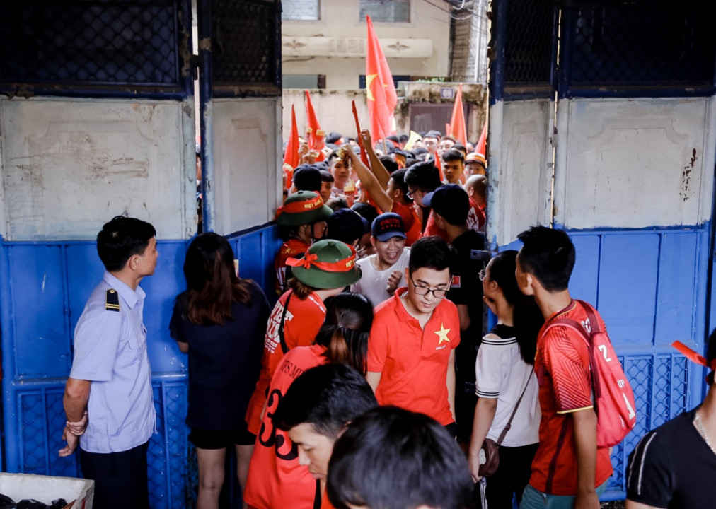 Người hâm mộ xếp hàng để được vào trong sân vận động.