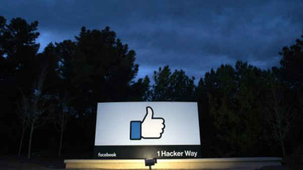 Một biển báo được phát sáng ở lối vào trụ sở chính của công ty Facebook tại Menlo Park, California, Mỹ vào ngày 21/3/2018