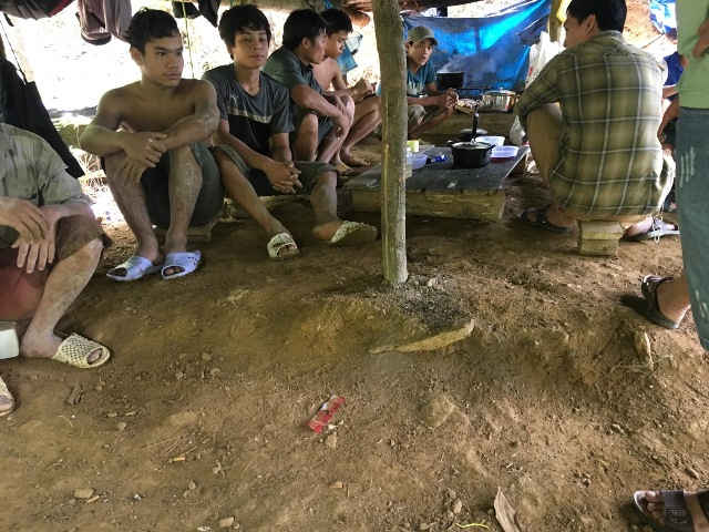 Các đối tượng khai thác vàng trái phép ở Tiên Phước