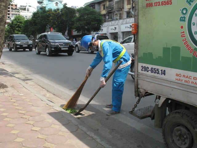 Huy động thêm nhân công tiến hành thu gom rác bằng các xe tải nhỏ, cơ động trên các tuyến phố chính, các trục đường hướng tâm ra vào trung tâm thành phố.