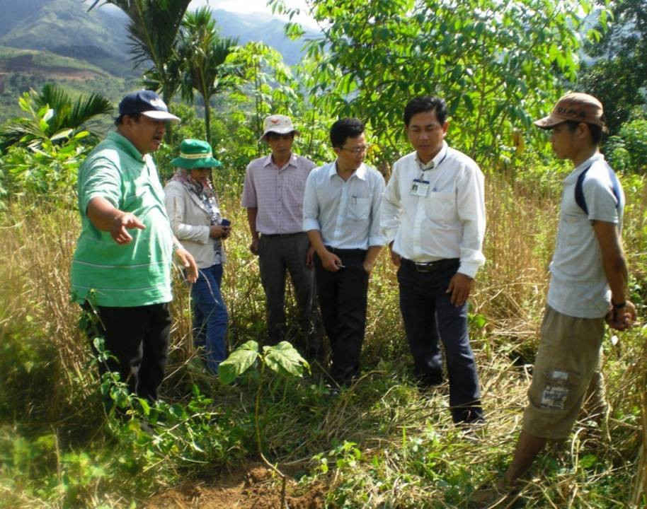 Cán bộ lâm nghiệp hướng dẫn người dân trồng mới, phát triển rừng