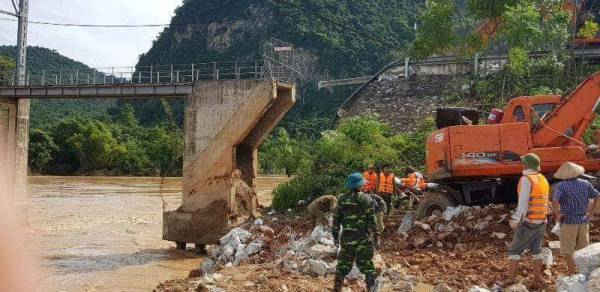 Cầu Chôm Lôm (huyện Con Cuông) bị trôi phần mố