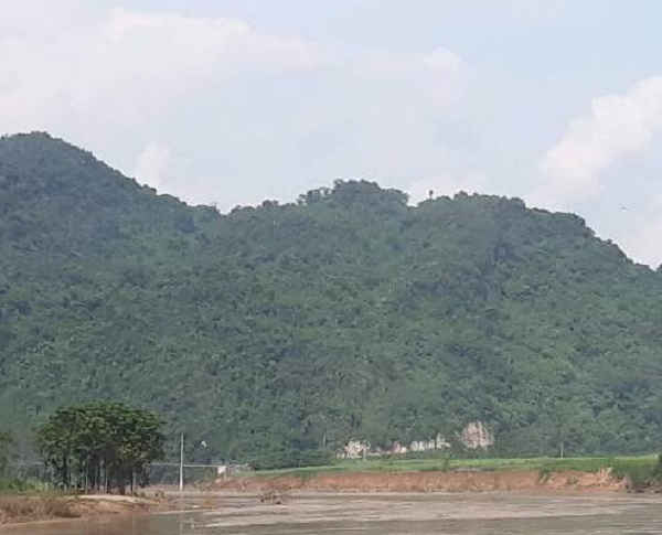 Đất đai hai bên bờ sông ở huyện Con Cuông bị sạt lở