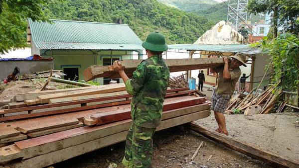 Công tác khắc phục hậu quả lũ lụt được tiến hành khẩn trương trong mấy ngày qua