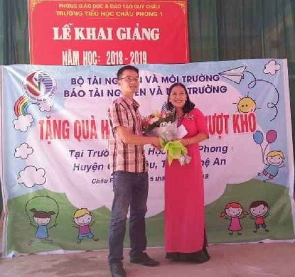 Đại diện Báo TN&MT tặng hoa chúc mừng Trường Tiểu học Châu Phong nhân dịp khai giảng năm học mới