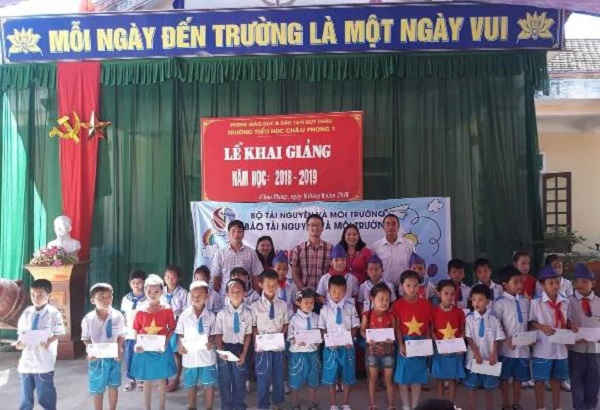 Báo TN&MT tặng quà cho các em học sinh có hoàn cảnh khó khăn học khá, giỏi nhân dịp khai giảng năm học mới 2018 - 2019