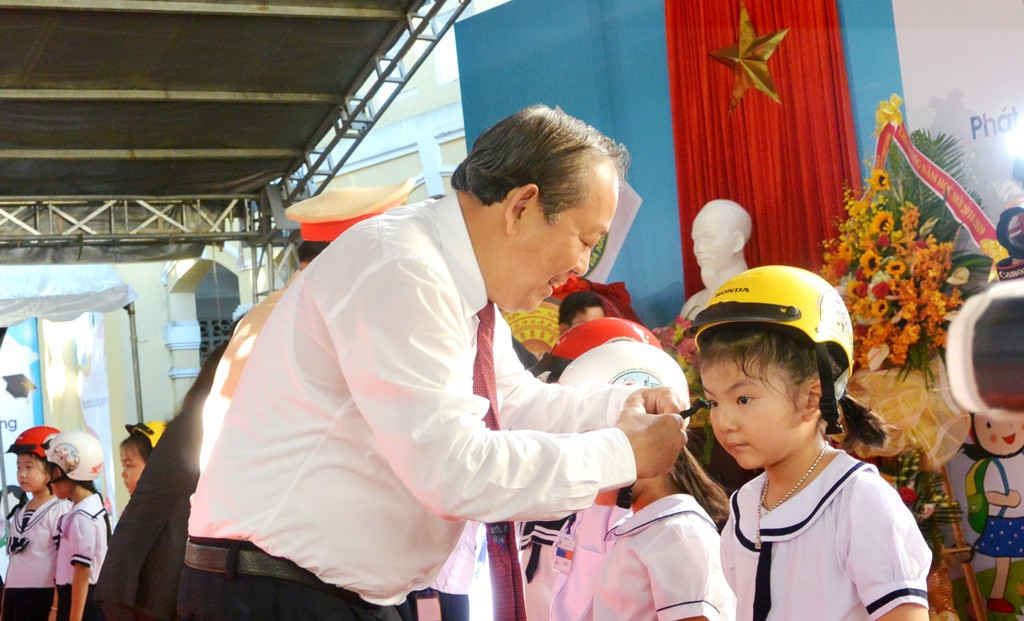 Học sinh lớp 1 được nhận món quà là chiếc mũ bảo hiểm ngay trong ngày khai giảng