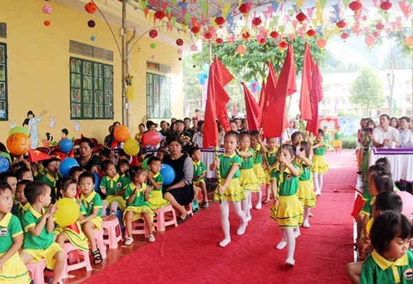 Hơn 211.000 học sinh vùng cao nô nức trong ngày hội đến trường.