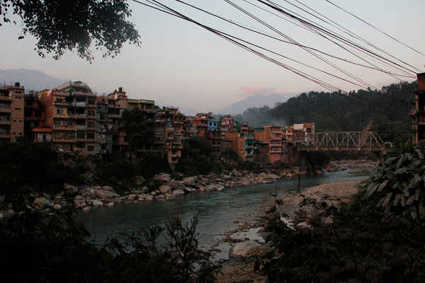 Bidur, trụ sở của huyện Nuwakot đang quay cuồng do thiếu nước khẩn cấp mặc dù nới đây gần với các con sông lớn. Ảnh: Bhrikuti Rai