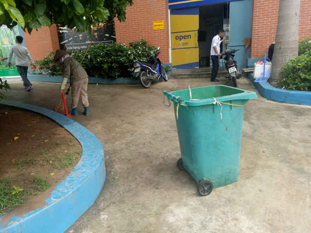 Nhân viên vệ sinh môi trường tại cảng Tuần Châu