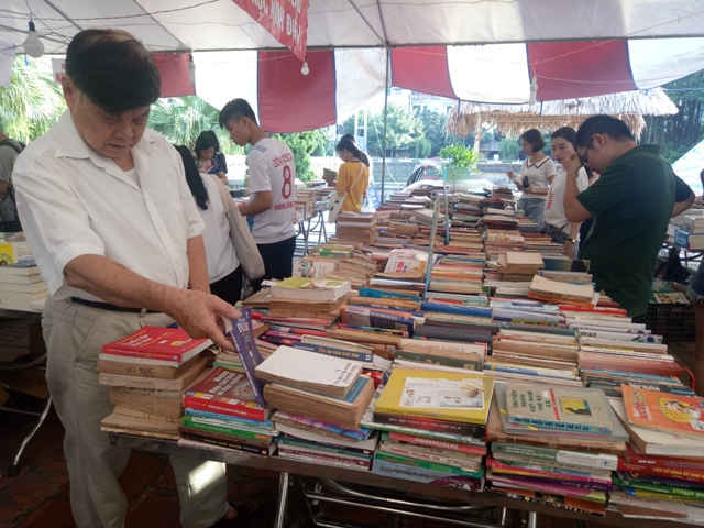 Đặc biệt Hội sách lần này, những người yêu sách có thể tìm kiếm được những nguồn tư liệu vô cùng quý giá về Hà Nội