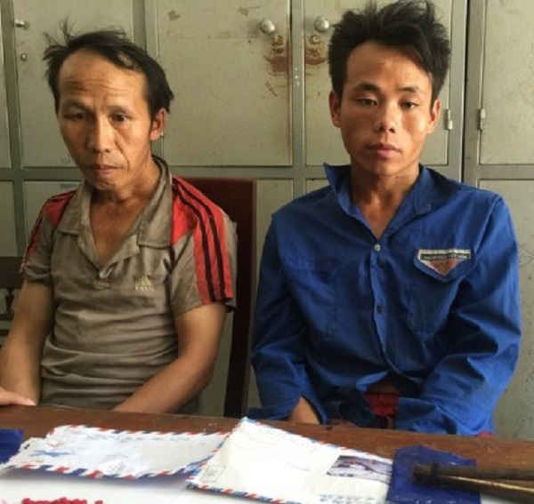 Đối tượng Dềnh Bá Tểnh (phải) và Dềnh Vả Hờ (trái) sau khi bị bắt