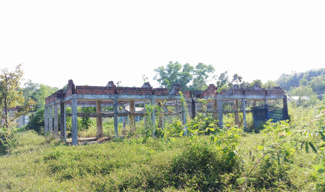 Những căn nhà được xây dang dở, trơ trọi sắt thép