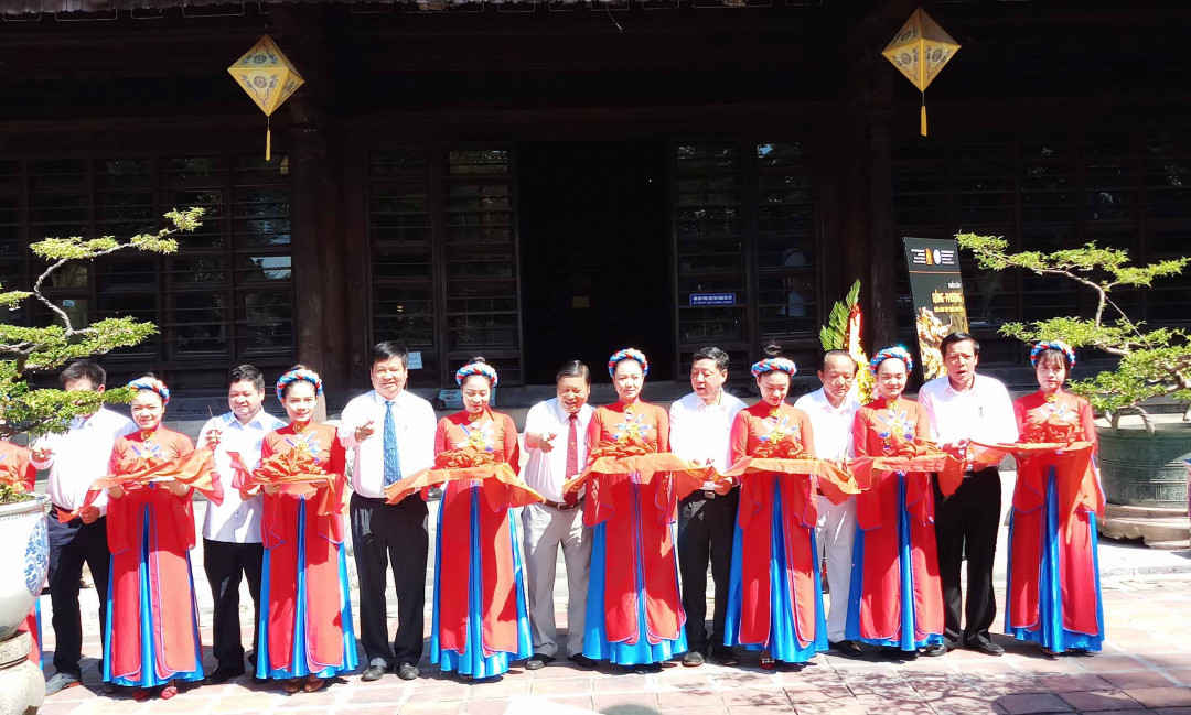 Cắt băng khai mạc triển lãm