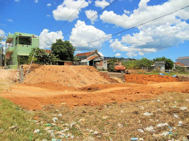 anh 2 may dao san dat nang nen