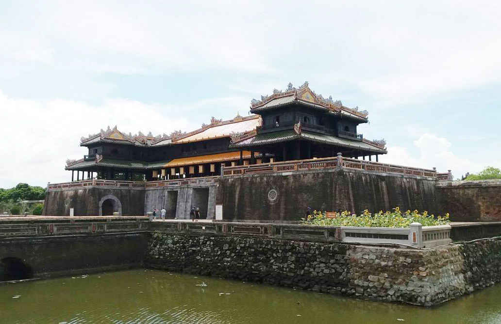 Kinh thành Huế đang bị xâm hại bởi cuộc sống tạm bợ của hàng ngàn người dân