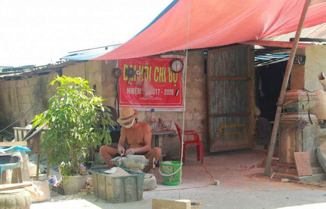 Cuộc sống của người dân vô cùng khó khăn, trong khi đó xung quanh di tích Huế vẫn rất nhếch nhác và ô nhiễm