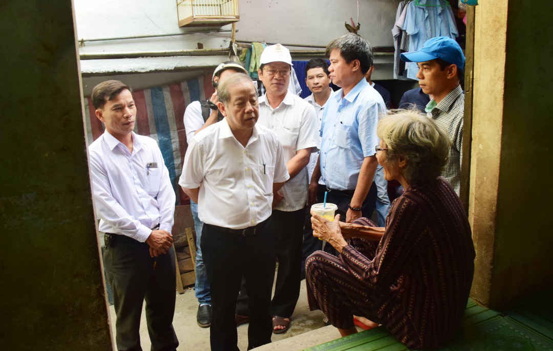 Quan tâm, động viên những hộ dân khó khăn