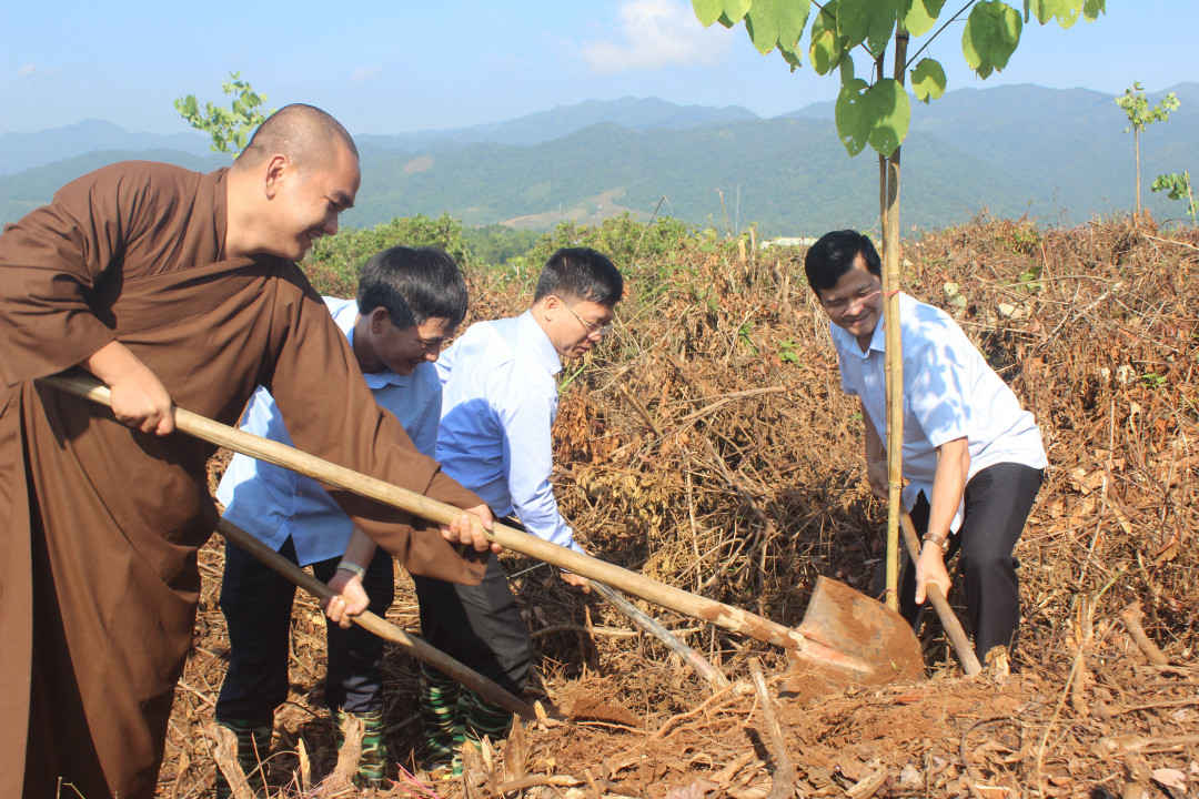 Các đại biểu trồng cây tại Lễ phát động