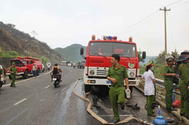 2. Các lực lượng PCCCR quận Liên Chiểu đang tham gia dập lửa tại khu rừng phía Nam núi Hải Vân