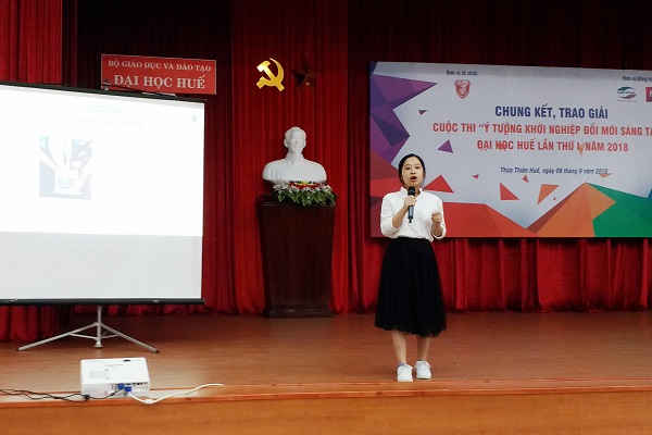 Các nhóm thuyết trình dự án