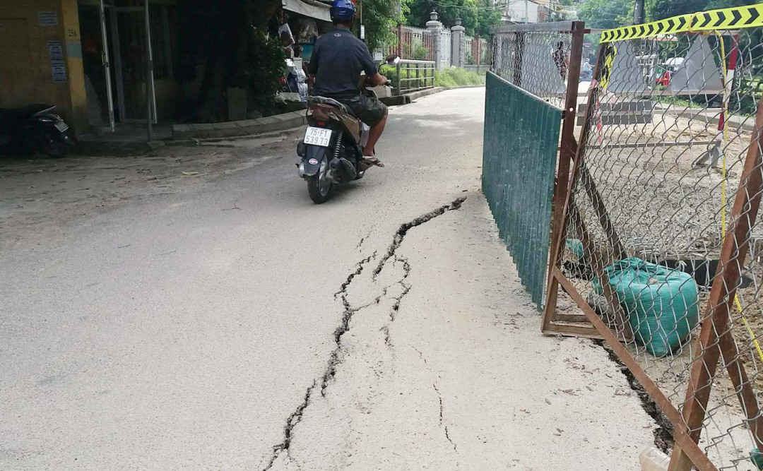 Việc thi công Dự án gây nứt nẻ đường sá...