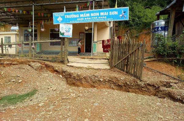 Vết nứt to và kéo dài tại điểm Trường mầm non phà kháo (xã Mai Sơn, huyện Tương Dương)
