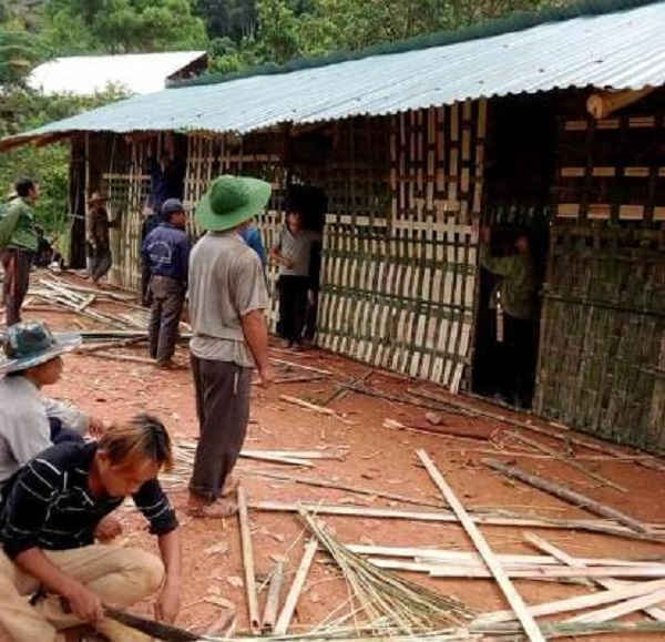 Phụ huynh và nhà trường phải làm trường tạm bằng tren nứa để học tạm