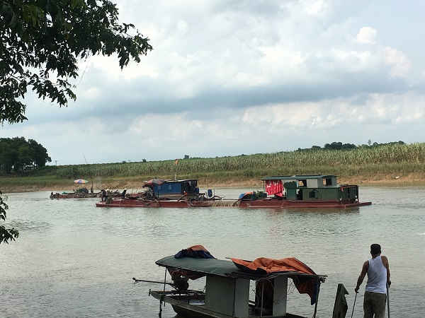 Người đàn ông được giao nhiệm vụ đứng canh gách cho các tàu khai thác cát trái phép
