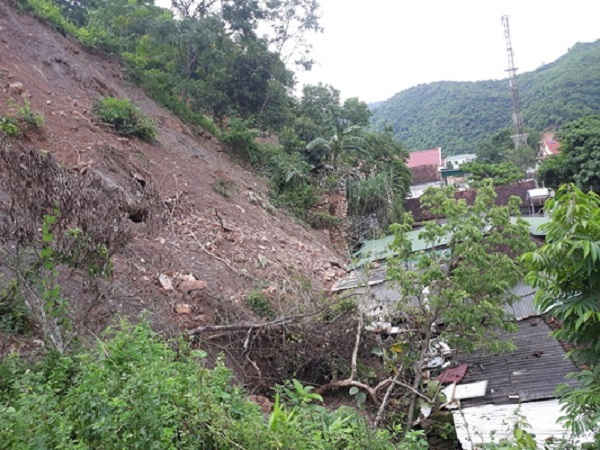 Có 13 hộ dân ở khối 4, thị trấn Mường Xén cũng đang phải đi “lãnh nạn”
