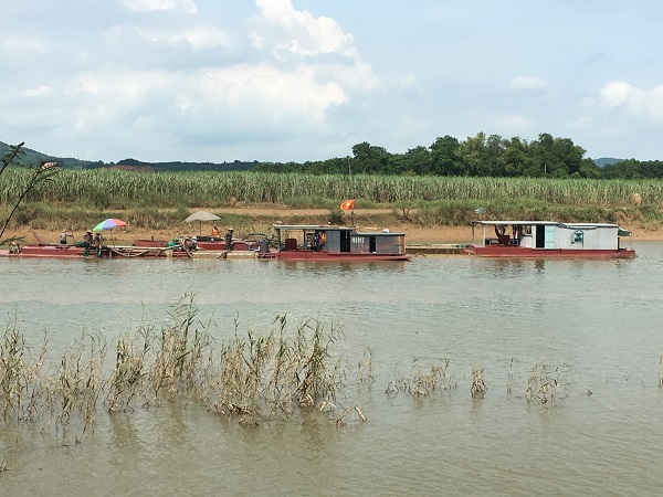 Nhiều tàu thuyền đang thi nhau thả vòi rồng để “moi gan, móc ruột” dòng sông Bưởi đoạn chảy ra sông Mã