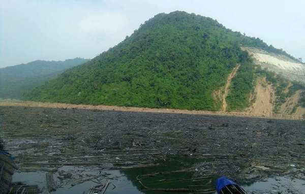 Rác ở lòng hồ không được thu dọn kịp thời không chỉ gây cản trở giao thông đường thủy mà còn gây ô nhiễm môi trường