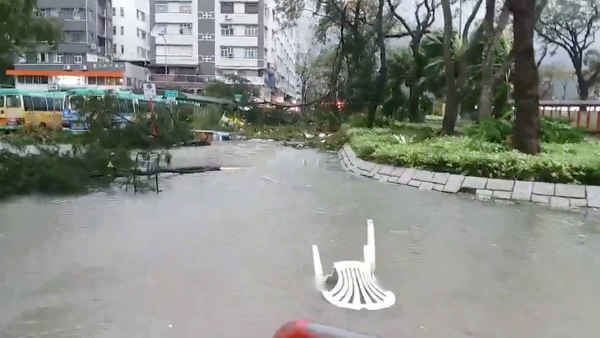 Thiệt hại do siêu bão Mangkhut ở Hồng Kông, Trung Quốc vào ngày 16/9/2018