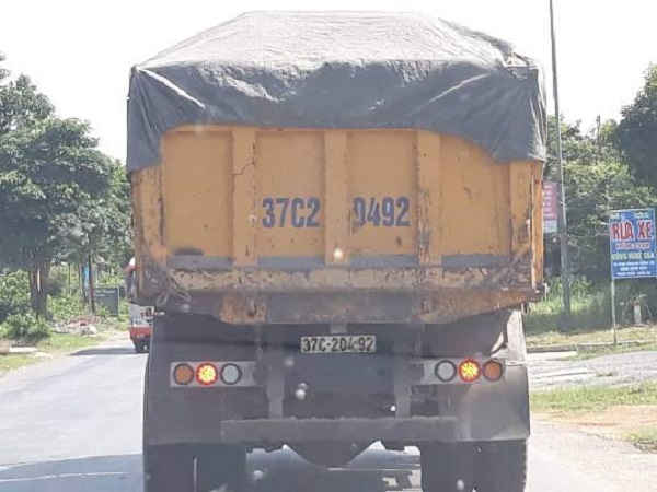 Các xe quá tải nối đuôi nhau trên QL48, đoạn ngã tư Đông Hiếu, thị xã Thái Hòa