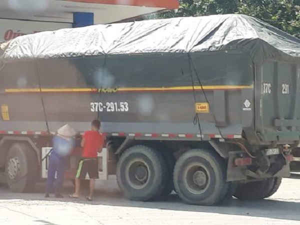 Xe đầu kéo mang BKS 37C – 29153 cũng chở đầy ắp cát, vượt thùng