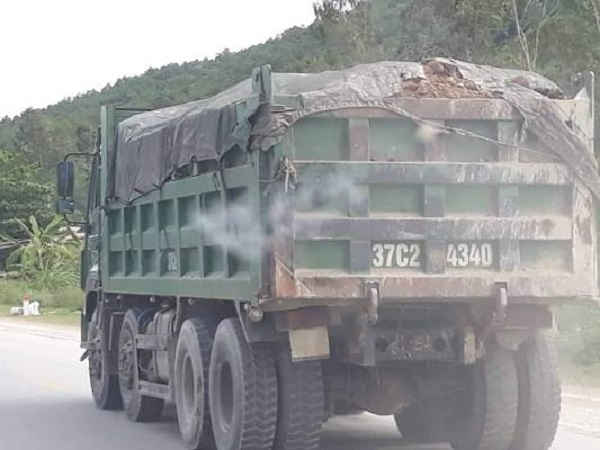Hàng loạt xe chở đất hiên ngang đi trên QL 48 xuống QL1A