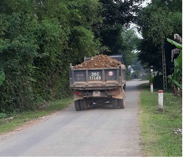 Xe chở đất không che phủ bạt cứ thế chở đi tiêu thụ.