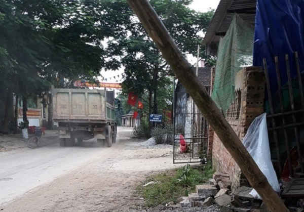 Xe tải rầm rầm vào chở đất gần ủy ban, thế nhưng phía chính quyền vẫn không hề hay biết.