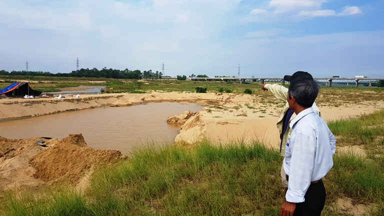 DN này còn cho xe múc hàng ngàn khối cát ra ngoài ranh giới với độ sâu lên đến 3-4m, tạo thành những “hố bom” nham nhở