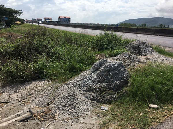 Bê tông thừa đổ tràn ra cả đường