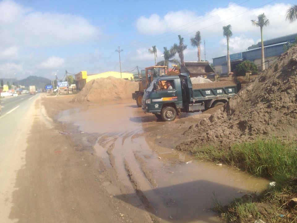 Ảnh 2 đang xúc cát ở Cty Phúc Dương