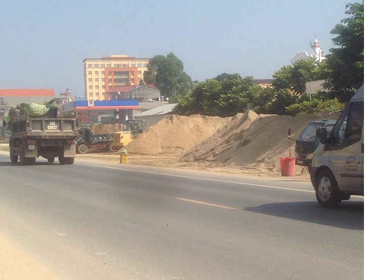 Ảnh 3 Cát tập kết lấn cả ra đường