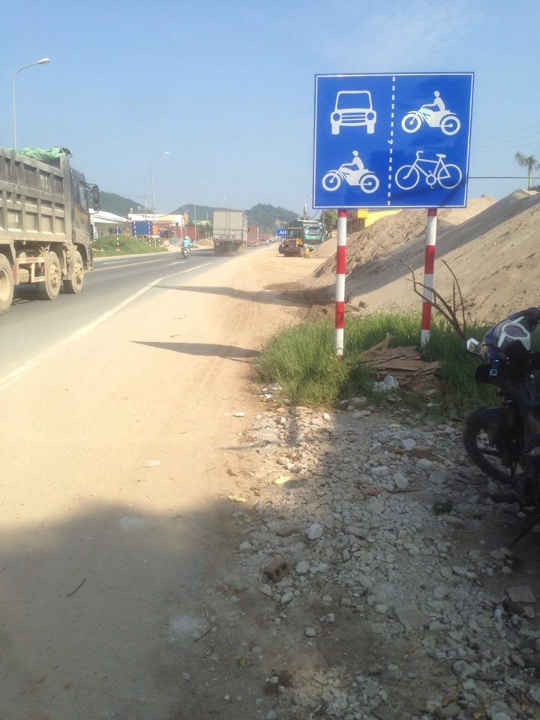 Ảnh 4 Cát tập kết lấn ra đường