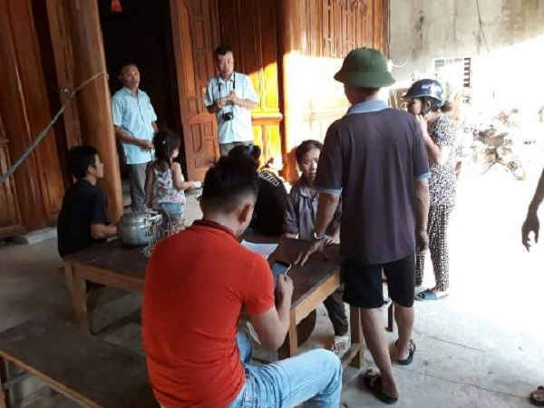 Hàng chục hộ dân tập trung “tố” nhà máy thủy điện xả lũ là nguyên nhân khiến nhà họ bị ngập