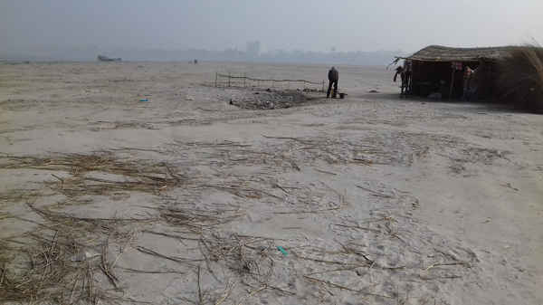 Bùn khô lắng đọng và trải rộng vài km gần Ganga ghat ở Patna trước gió mùa. Ảnh: Mohd Imran Khan