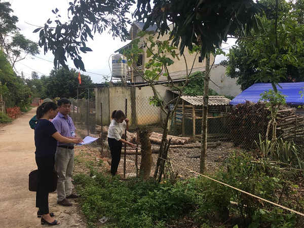 Cán bộ Chi nhánh VPĐK đất đai huyện Sốp Cộp lập hồ sơ cấp đổi GCNQSDĐ cho người dân