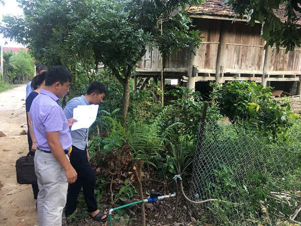 Cán bộ Chi nhánh VPĐK đất đai huyện Sốp Cộp lập hồ sơ cấp đổi GCNQSDĐ cho người dân