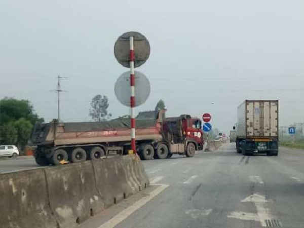 Đường N5 – đoạn giao cắt với QL1A đang thiếu biển báo giao thông, rất nguy hiểm khi đi qua khu vực này